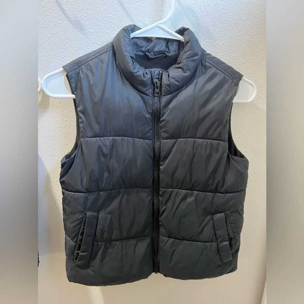 Boys vest‎ bundle. Size 6. Puffer vest and Sherpa vest. Old navy and carters.